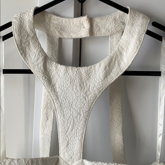 HOT MIAMI STYLES halter cropped top - Picture 3 of 6